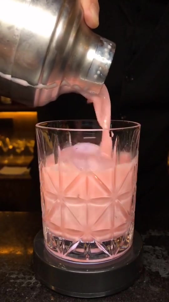 充满少女心的一杯鸡尾酒,颜色都是粉嫩嫩的,女孩子肯定都喜欢