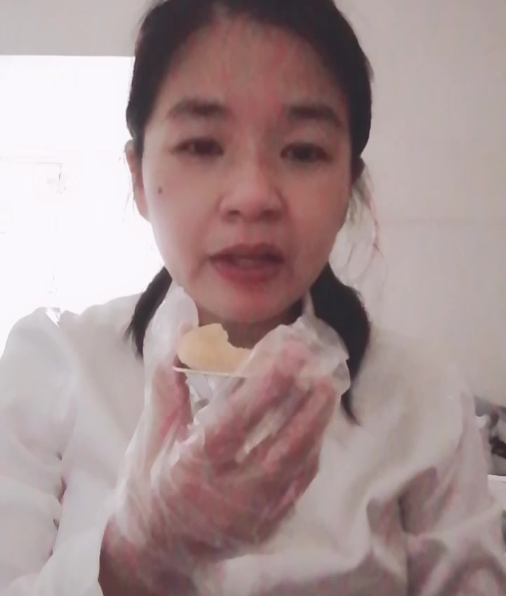 吃广式葡式蛋挞  外酥里嫩
