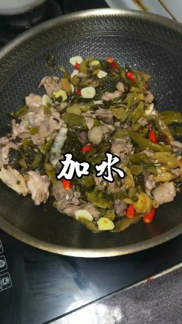 酸菜鸡,如果可以这样进行制作的话,很多美食专家都说非常好吃!