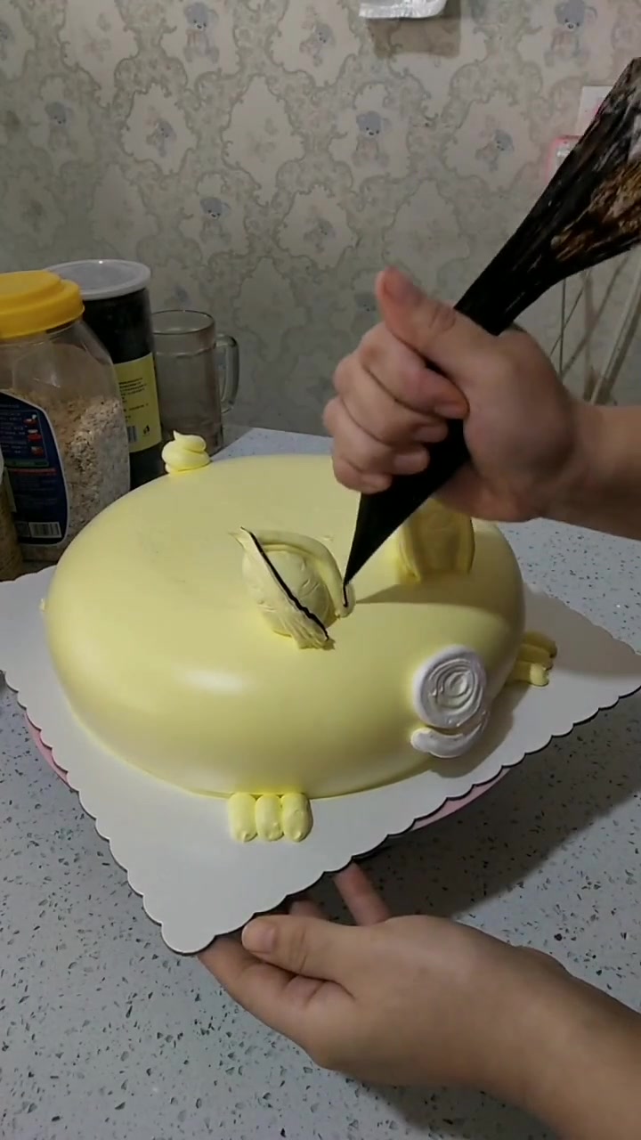 这么可爱的小猪蛋糕,这是一位非常幸福的儿子