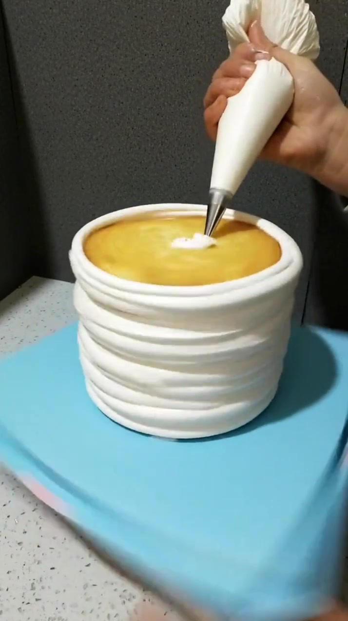 给闺蜜订做的蛋糕,希望她永远保持18岁的心态