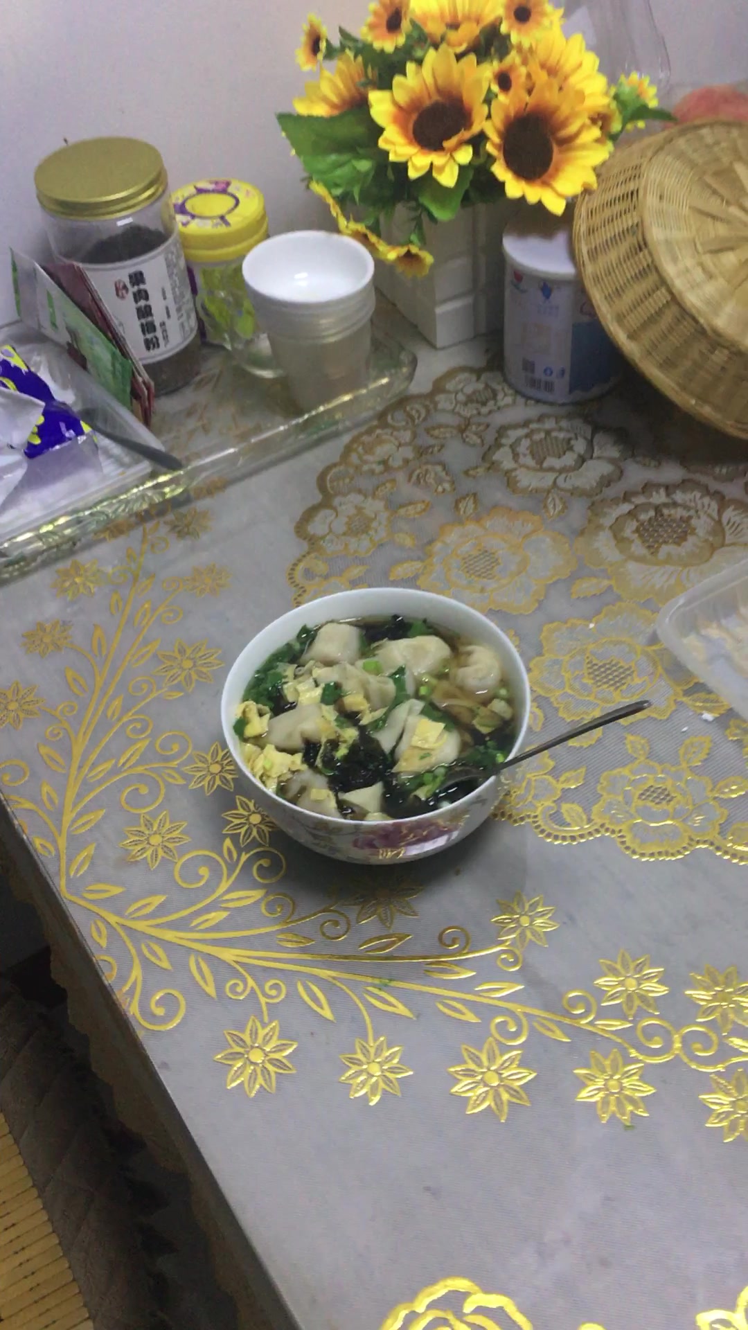老婆做的晚餐:虾皮紫菜鸡蛋饼皮混沌简单味美可口分享给大家