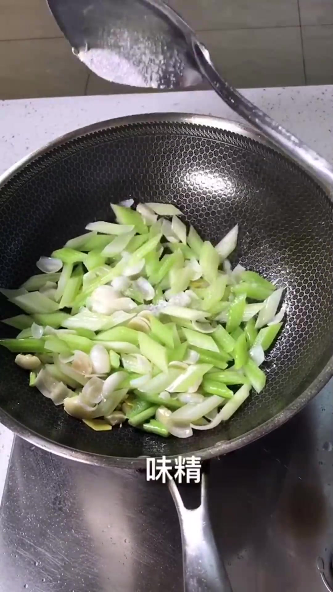 坐月子应该多方面补充营养适合吃清淡易消化的感觉自己又美又飒