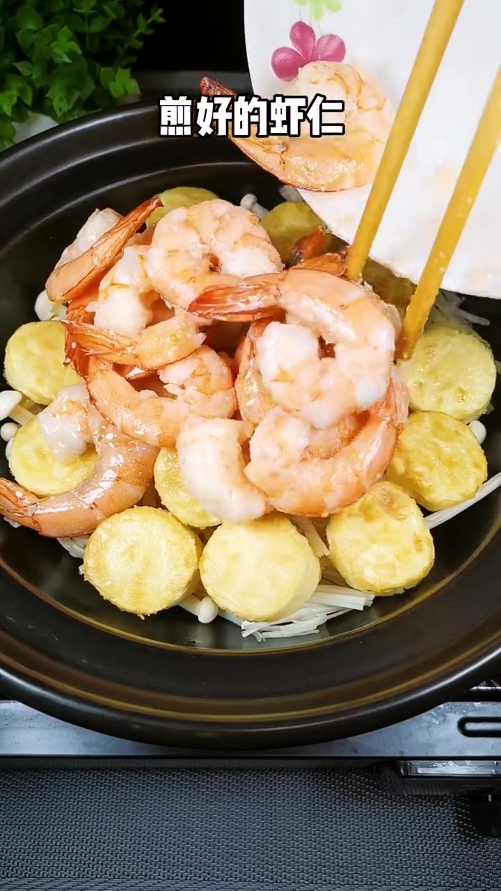 简单好吃的虾仁豆腐煲,大家都喜欢,汤汁拌米饭孩子可以吃两大碗