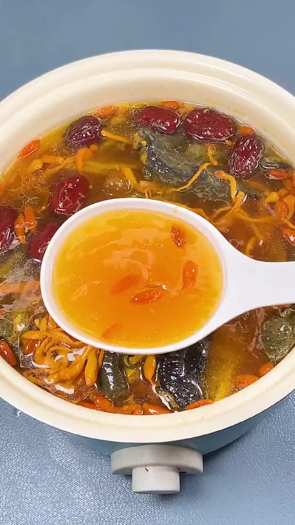 滋补乌鸡汤,真的太好喝了,做法简单,老少皆宜,简直是神仙汤