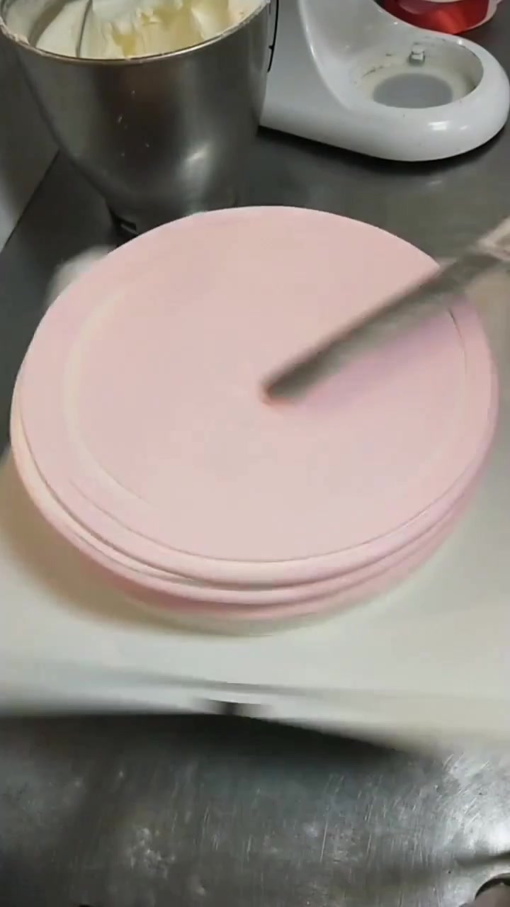 老公做的粉色系蛋糕竟然比我的好,有点不开心了