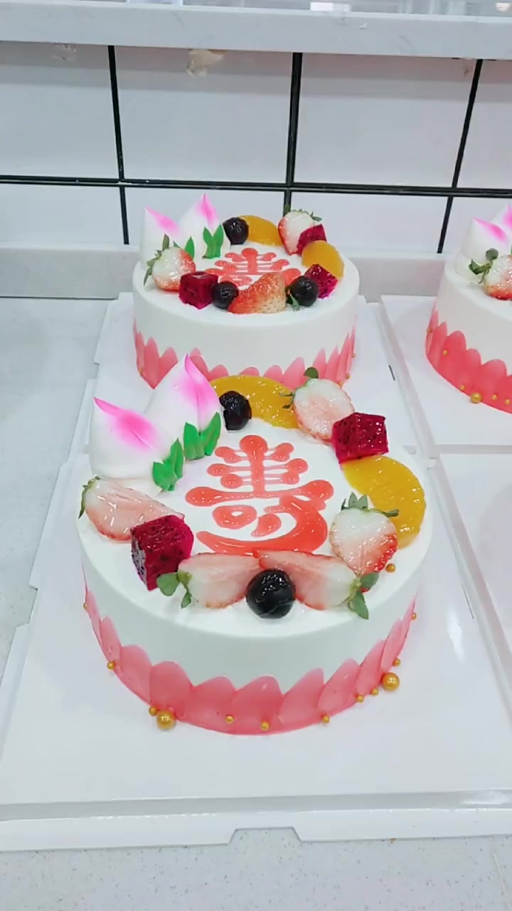 有一个老人过七十大寿,老爷爷亲自来选的生日蛋糕