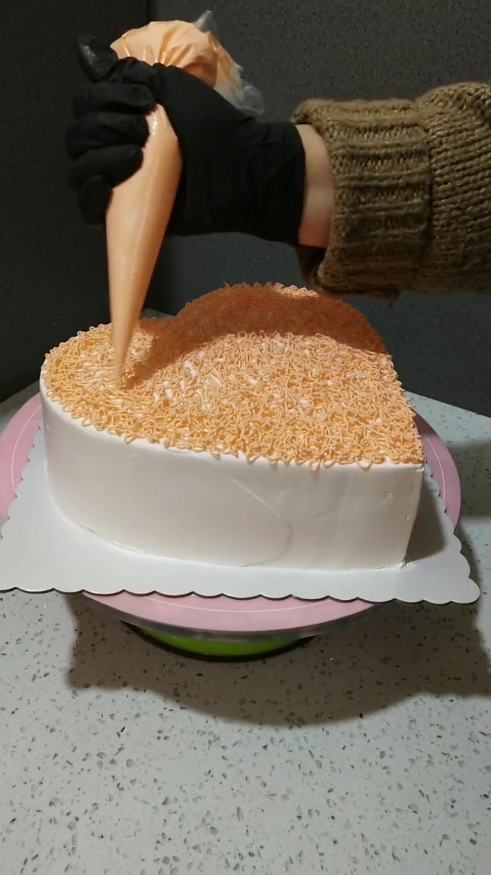 一个属相猪的宝宝过生日,选择的这款蛋糕真的好漂亮啊