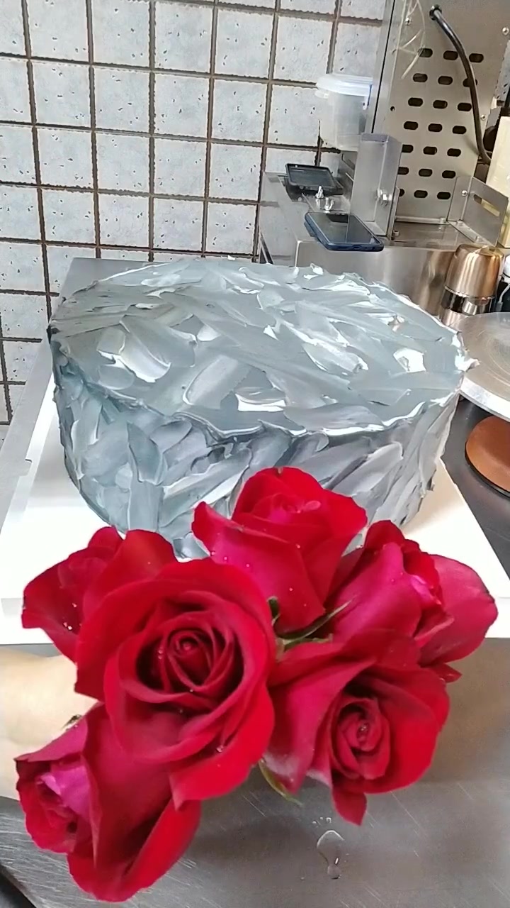 这得是什么样的女孩子才能配得上这么漂亮的蛋糕,太美了