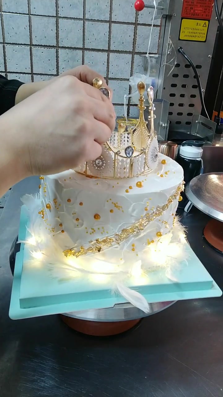 这得是什么样的女孩子才能配得上这个蛋糕,简直太美了