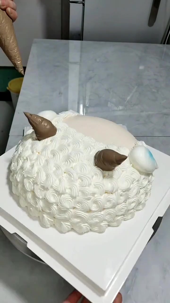 特别可爱的喜羊羊蛋糕,相信孩子一定很喜欢