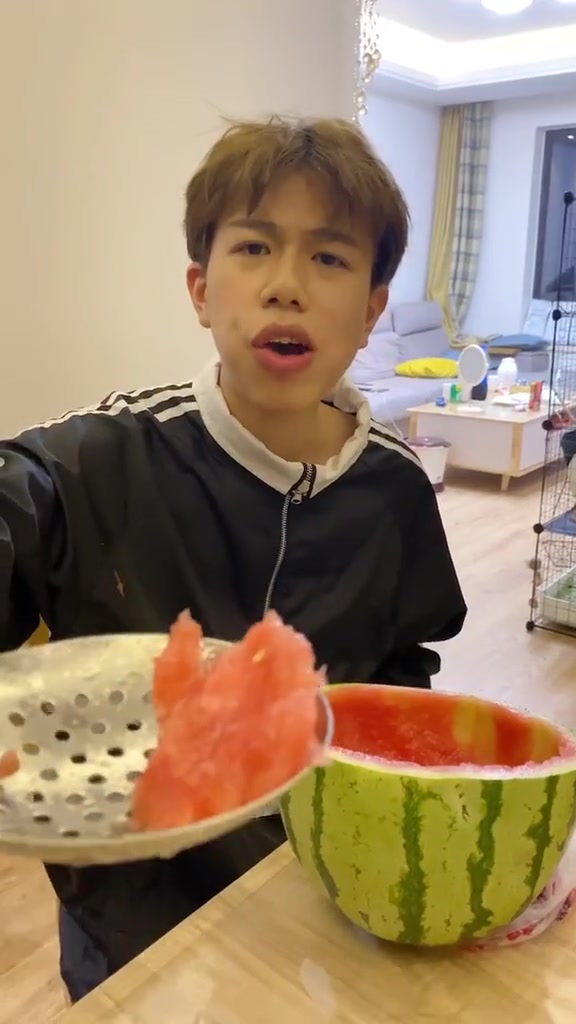 都说我弟的嘴巴像鸭子,我现在觉得像河马?