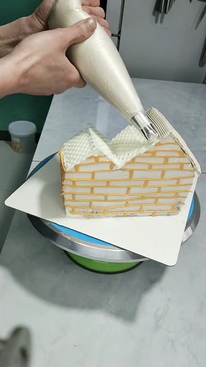 这样的小房子蛋糕特别的个性,看着感觉非常温馨