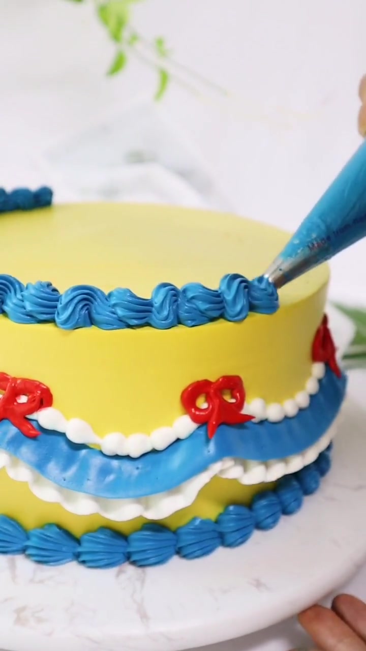 做了一个可爱又漂亮的白雪公主蛋糕,这可是小朋友的最爱