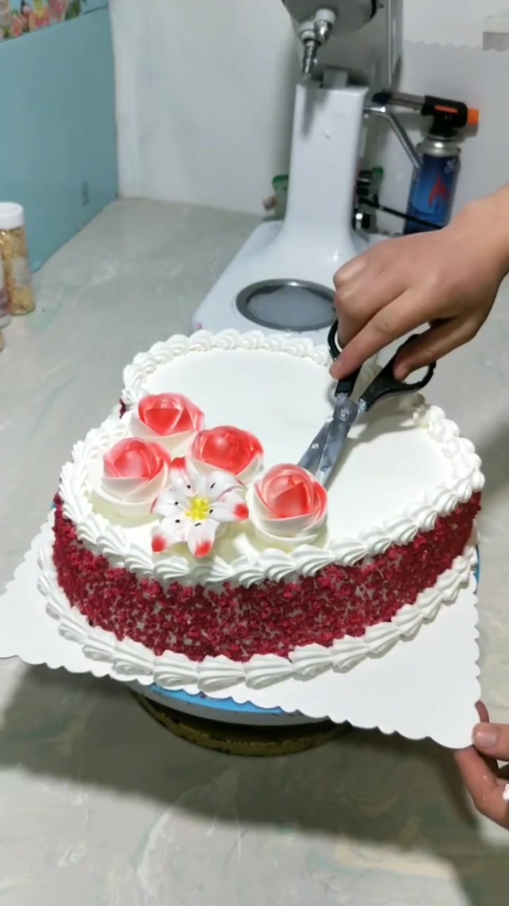 做了一个漂亮的心形水果蛋糕,看起来就让人食欲大增