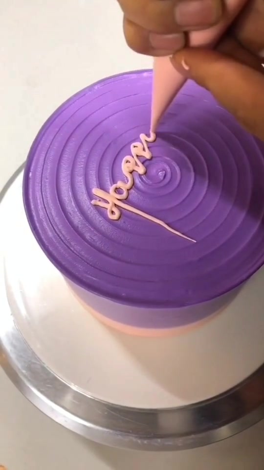 做了一个好看的紫色蛋糕,真想尝尝它的味道怎么样