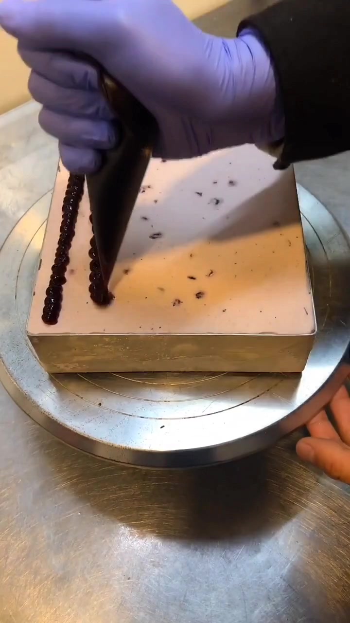美味可口的方形慕斯蛋糕,一口咬下去满满的幸福感