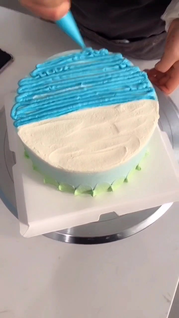 做了一个可爱的卡通小猪蛋糕,真想尝尝它的味道怎么样