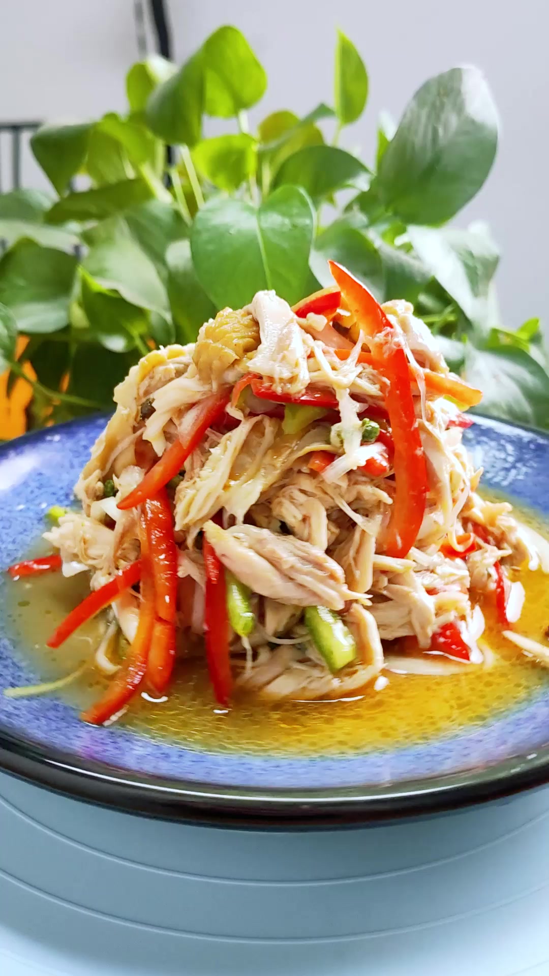 简单的椒麻鸡,成为小店的招牌,搭配其他熟食,客人相信不能少