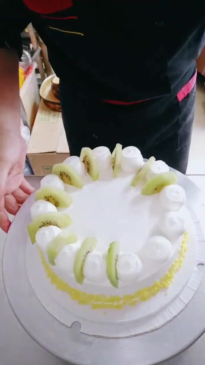 今天做一个纯白色奶油水果蛋糕,口感还不错