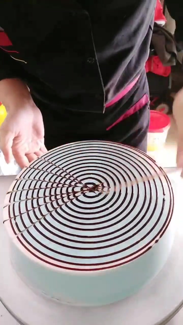 今天做的是可爱的兔子蛋糕,奶油比较多,偏甜