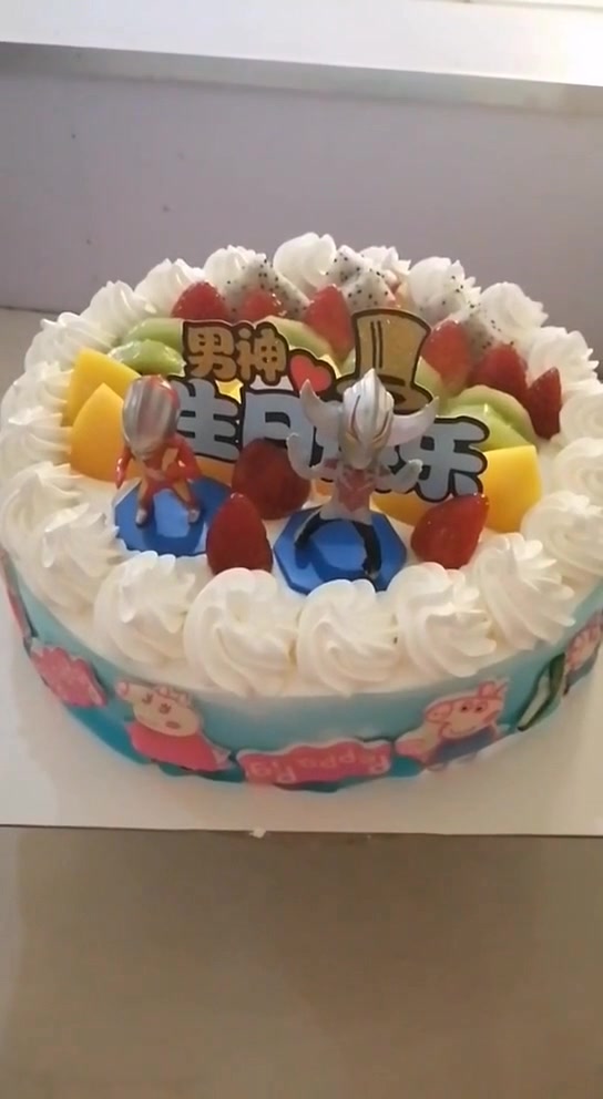 这是一位妈妈给儿子定的生日蛋糕,这个款式很有趣
