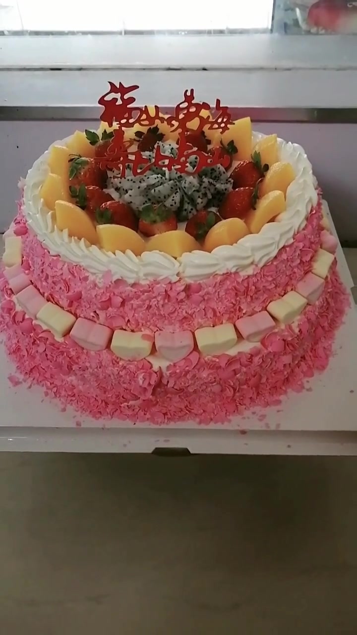 这是给家里老人买的生日蛋糕,孩子们真有孝心