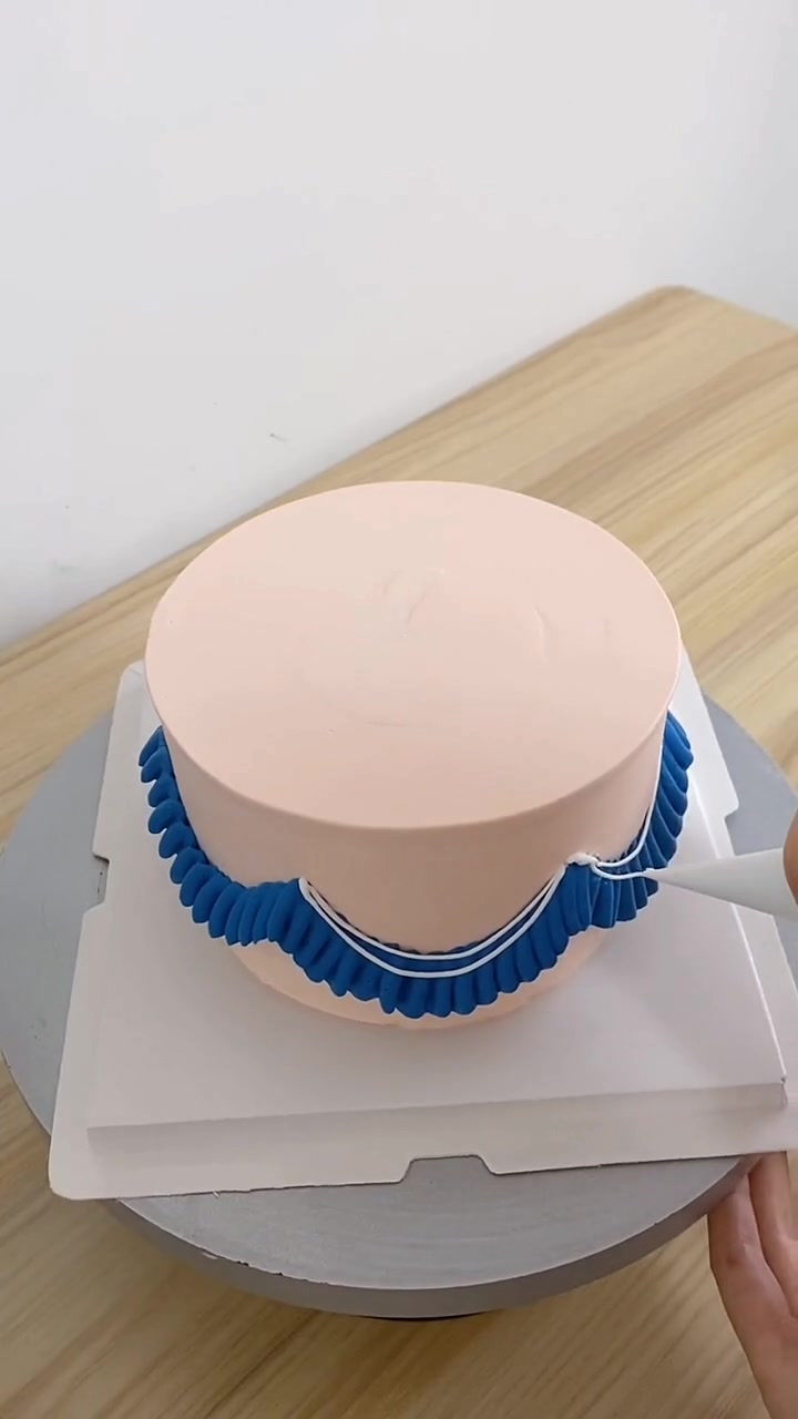 这样做的蛋糕真是太漂亮了,显得唯美上档次,小朋友特别喜欢