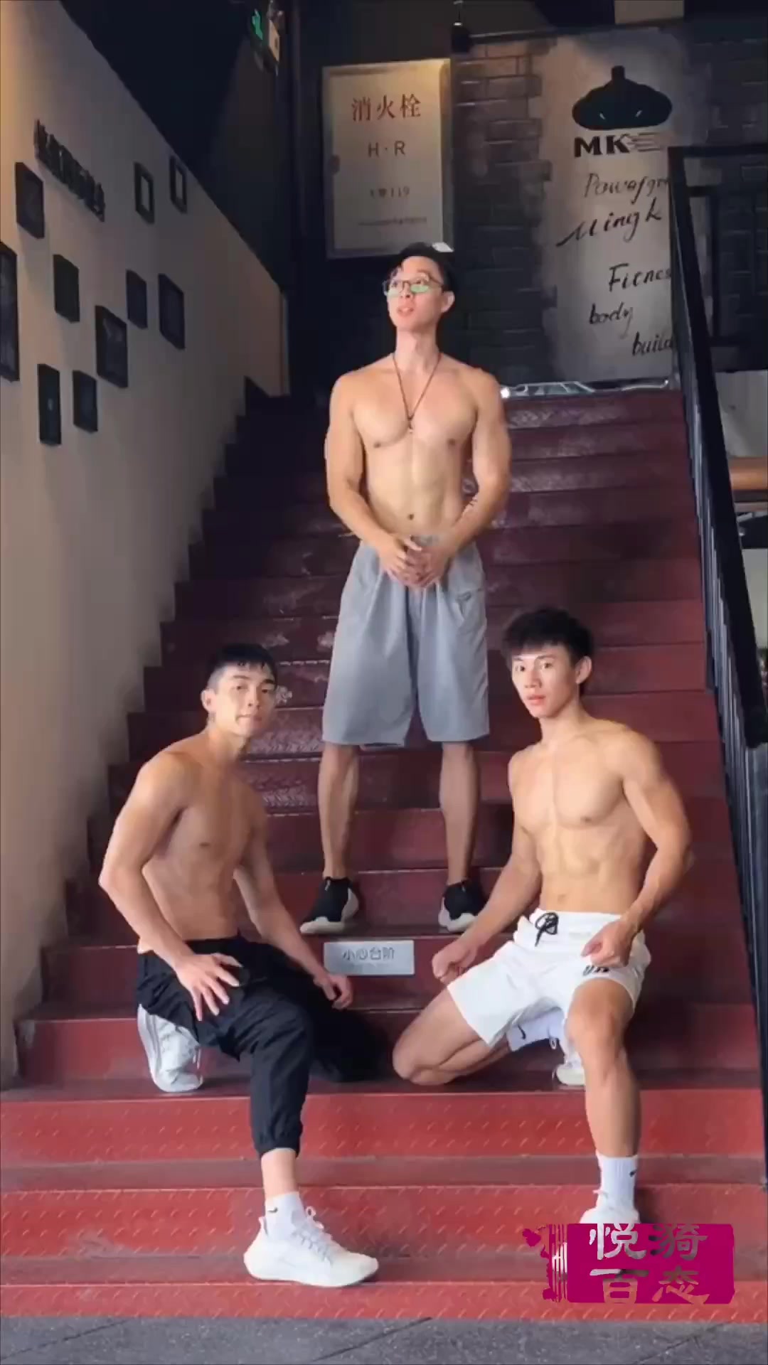 三枚小鲜肉的肌肉都好紧实,胸肌和腹肌很吸睛,你喜欢哪一款?