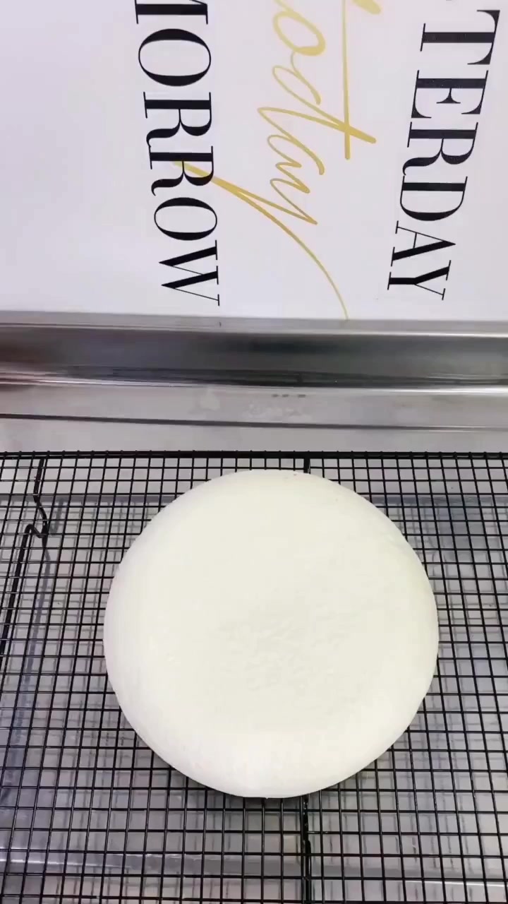 这种红色的皇冠蛋糕,女王范的小姐姐肯定很喜欢