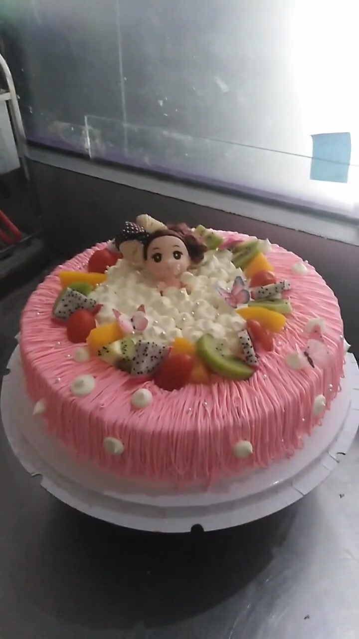 这是一个单层的生日蛋糕,虽然不大,但是够一家三口吃了