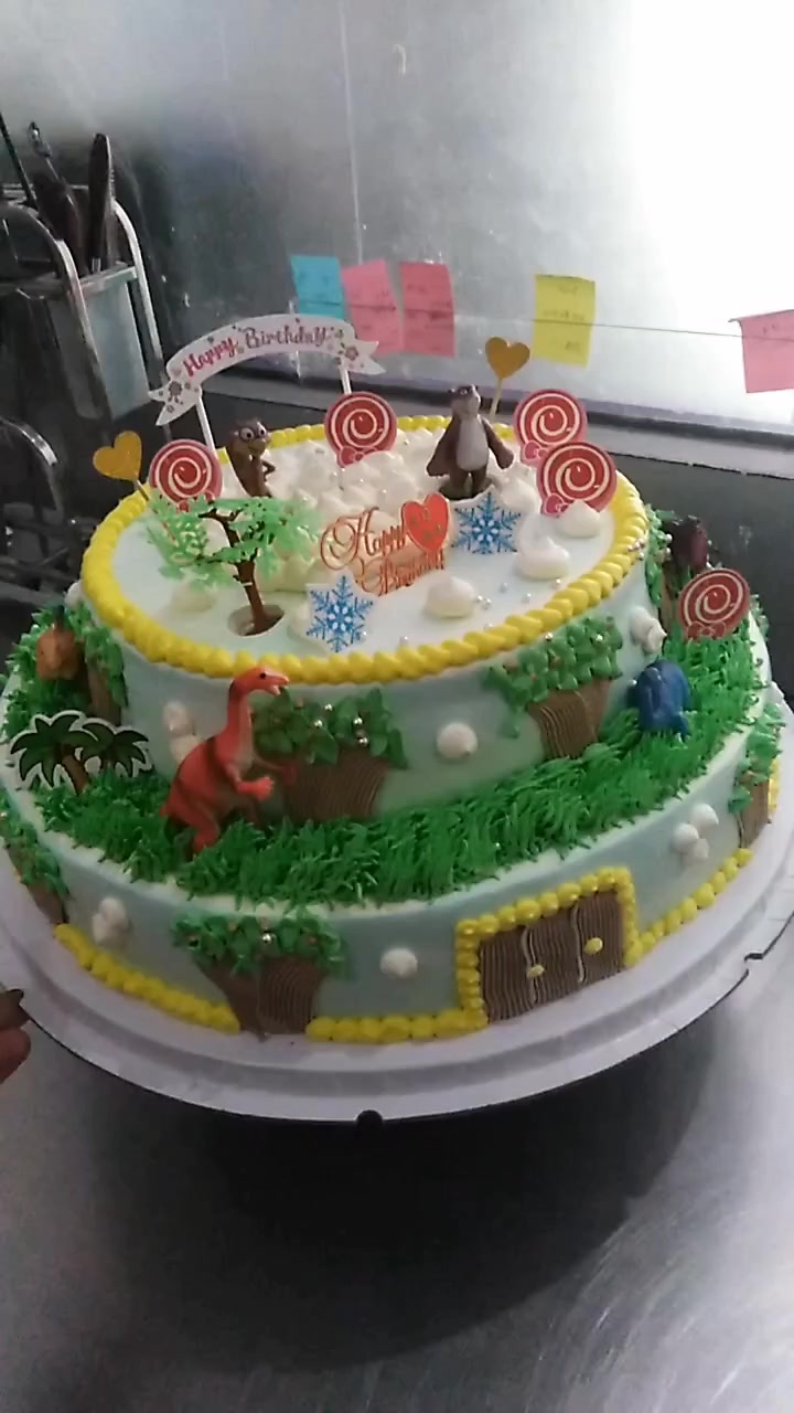 这样的生日蛋糕看起来充满了童趣,而且很可爱,是给小孩子的