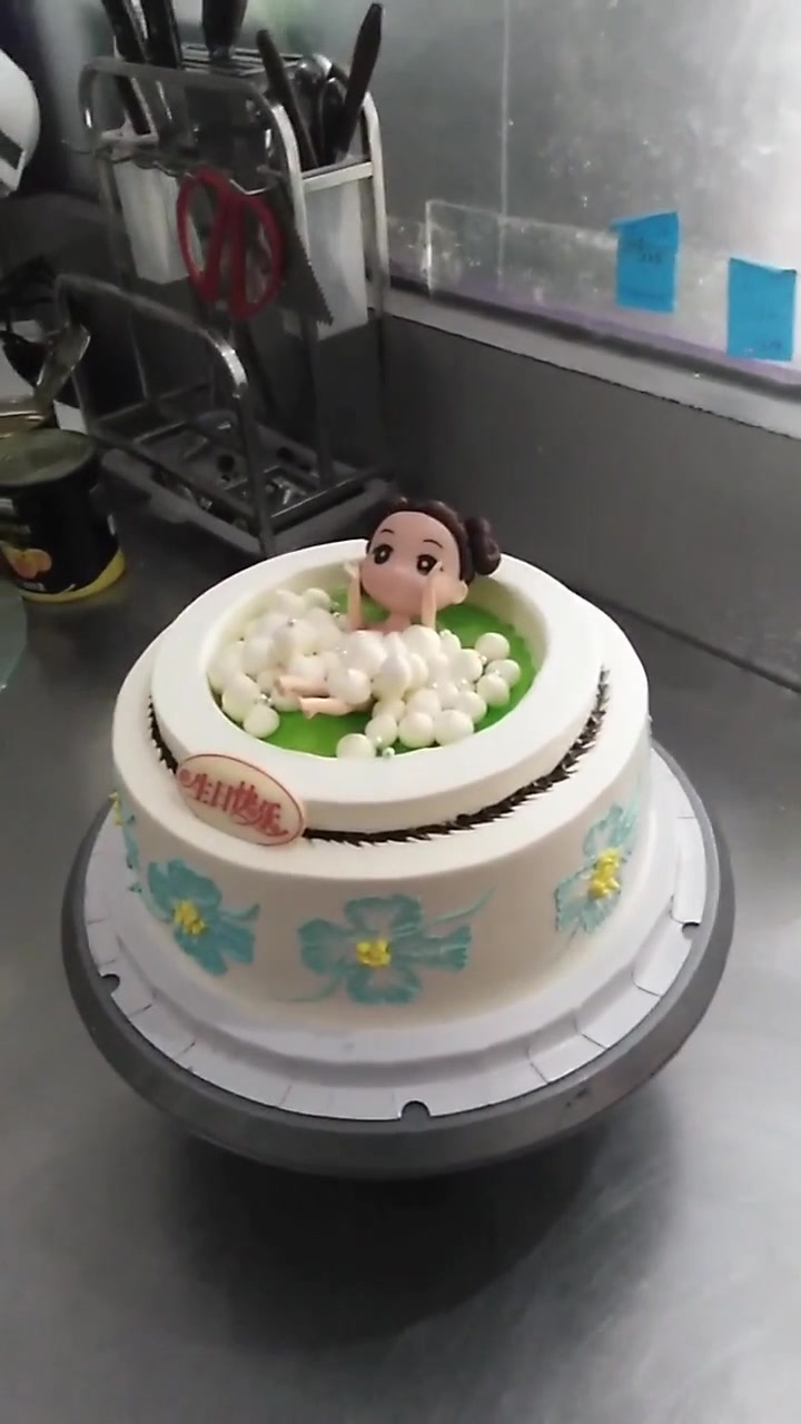 这样的生日蛋糕虽然小,但是很可爱,适合小孩子