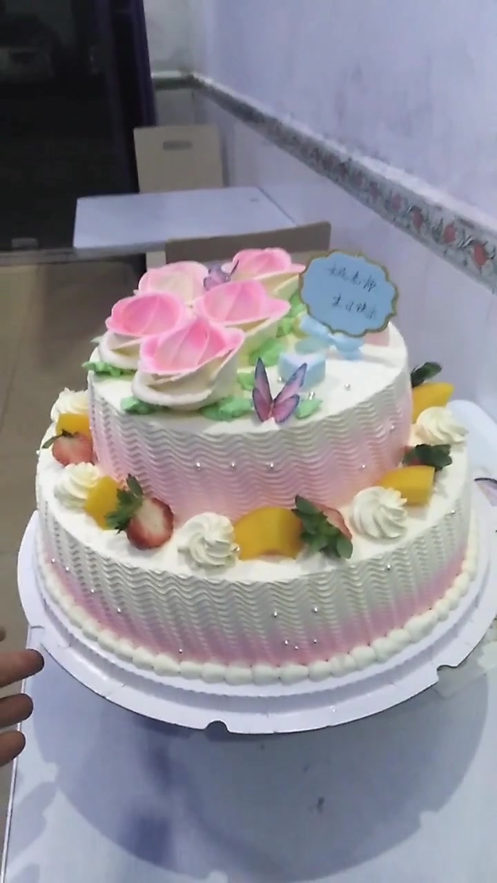 这一款生日蛋糕很漂亮,而且上面有很多花纹,还有奶油玫瑰花