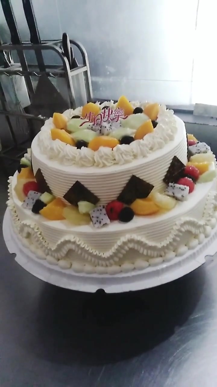 这个双层蛋糕很普通,但是水果不少,适合小孩子吃