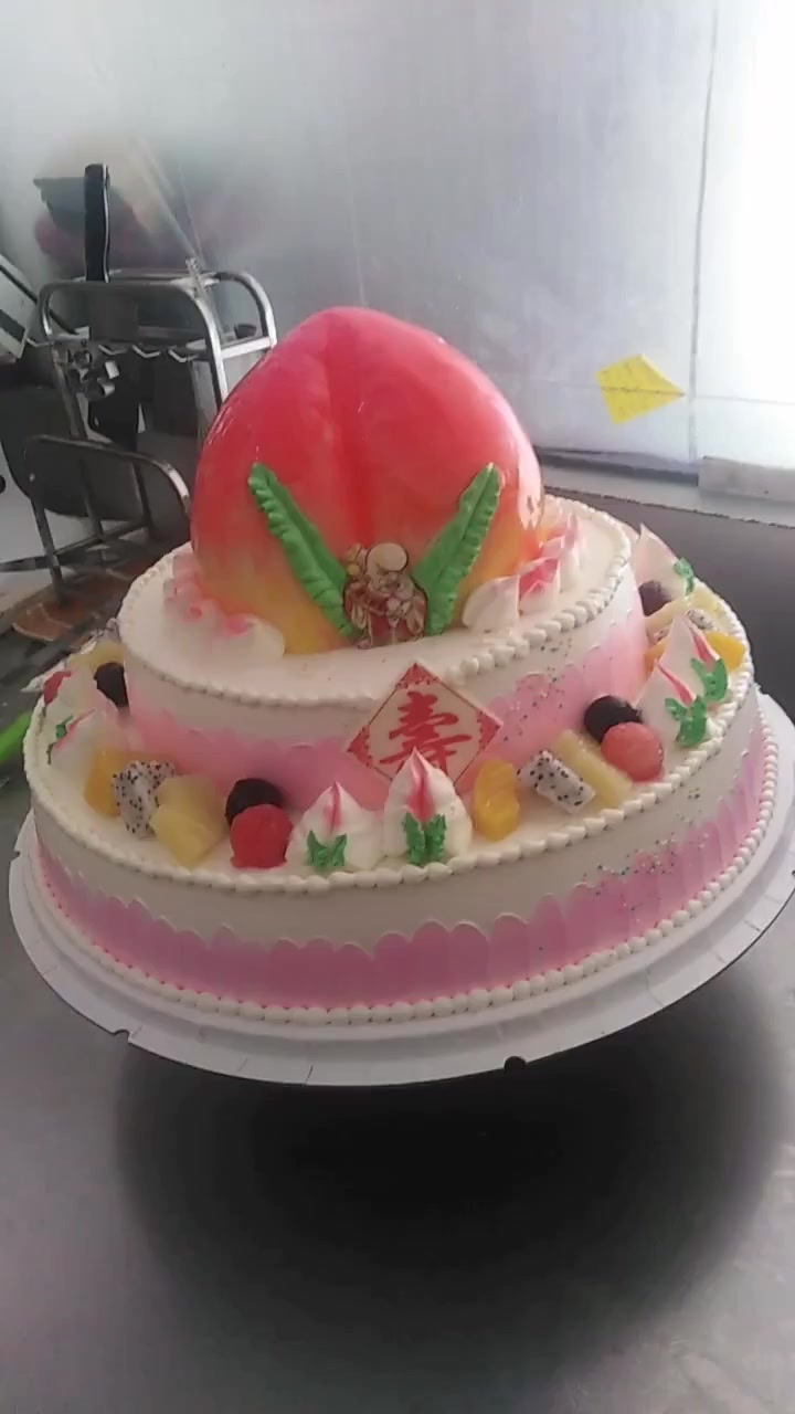 这个三层寿桃蛋糕很漂亮,奶油很多,味道也不错