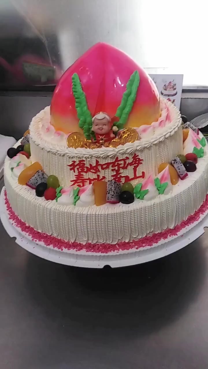 这一个双层寿桃蛋糕看起来很漂亮,而且很喜庆