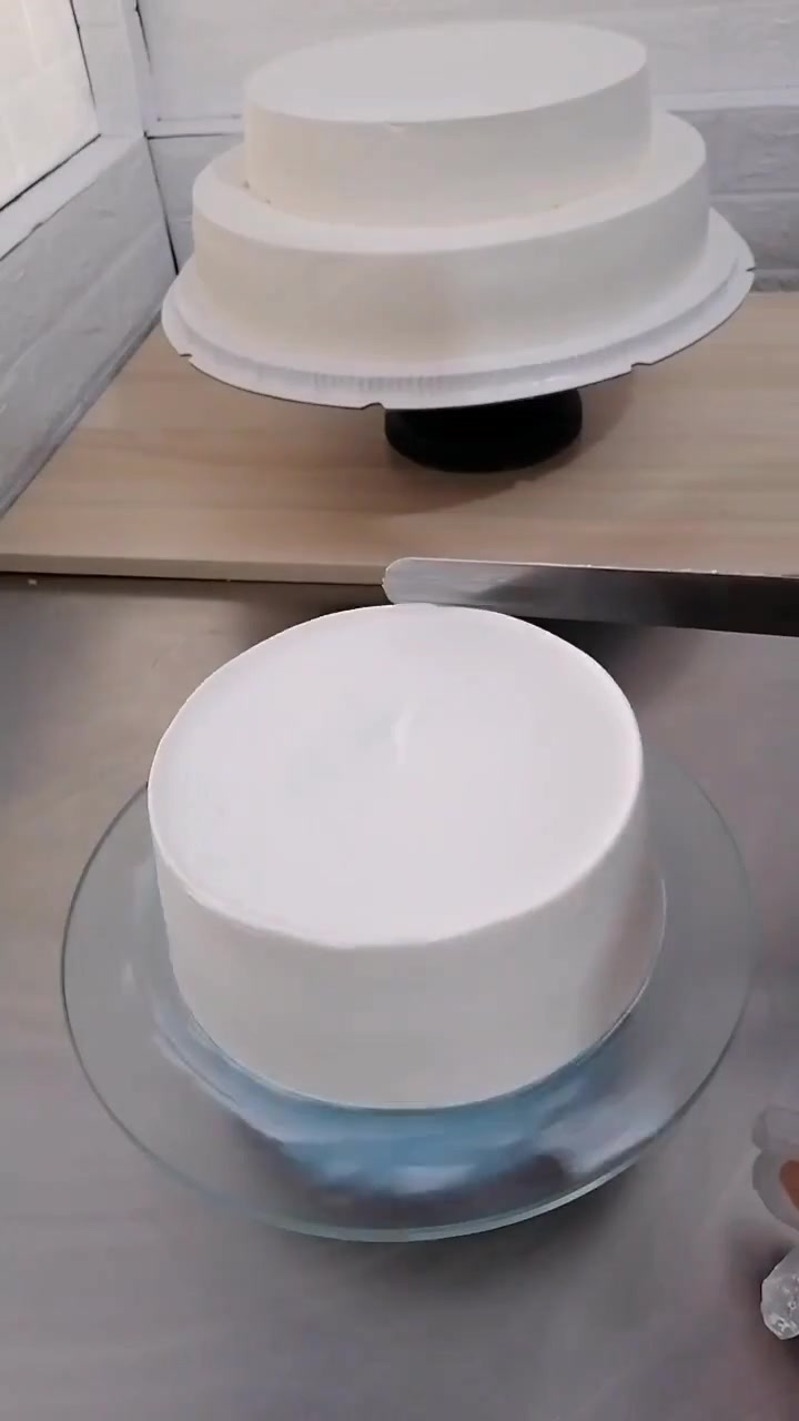 这是一个看起来就很喜庆的三层生日蛋糕,还挺好看的