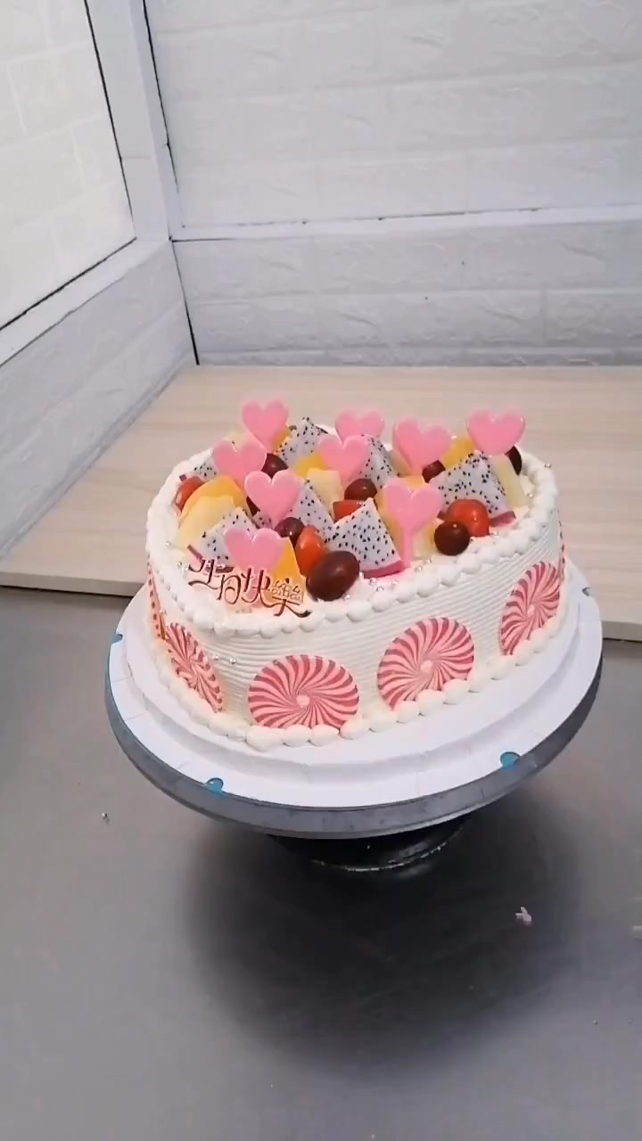 这是一个比较小的心形生日蛋糕,我觉得还挺好看的