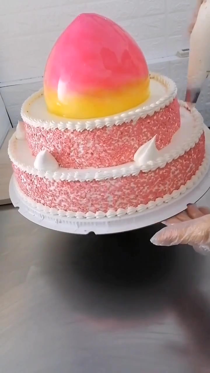 这是一个双层的寿桃蛋糕,我觉得看起来还不错