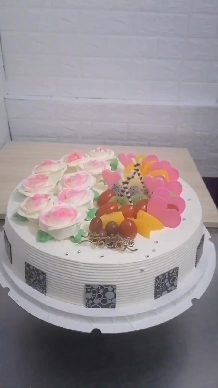 这一个生日蛋糕一半是奶油玫瑰花,一半是水果