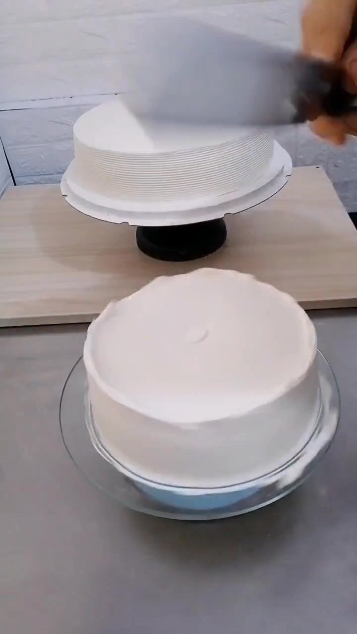 这是一个特别简单的双层生日蛋糕,但是看起来很大方