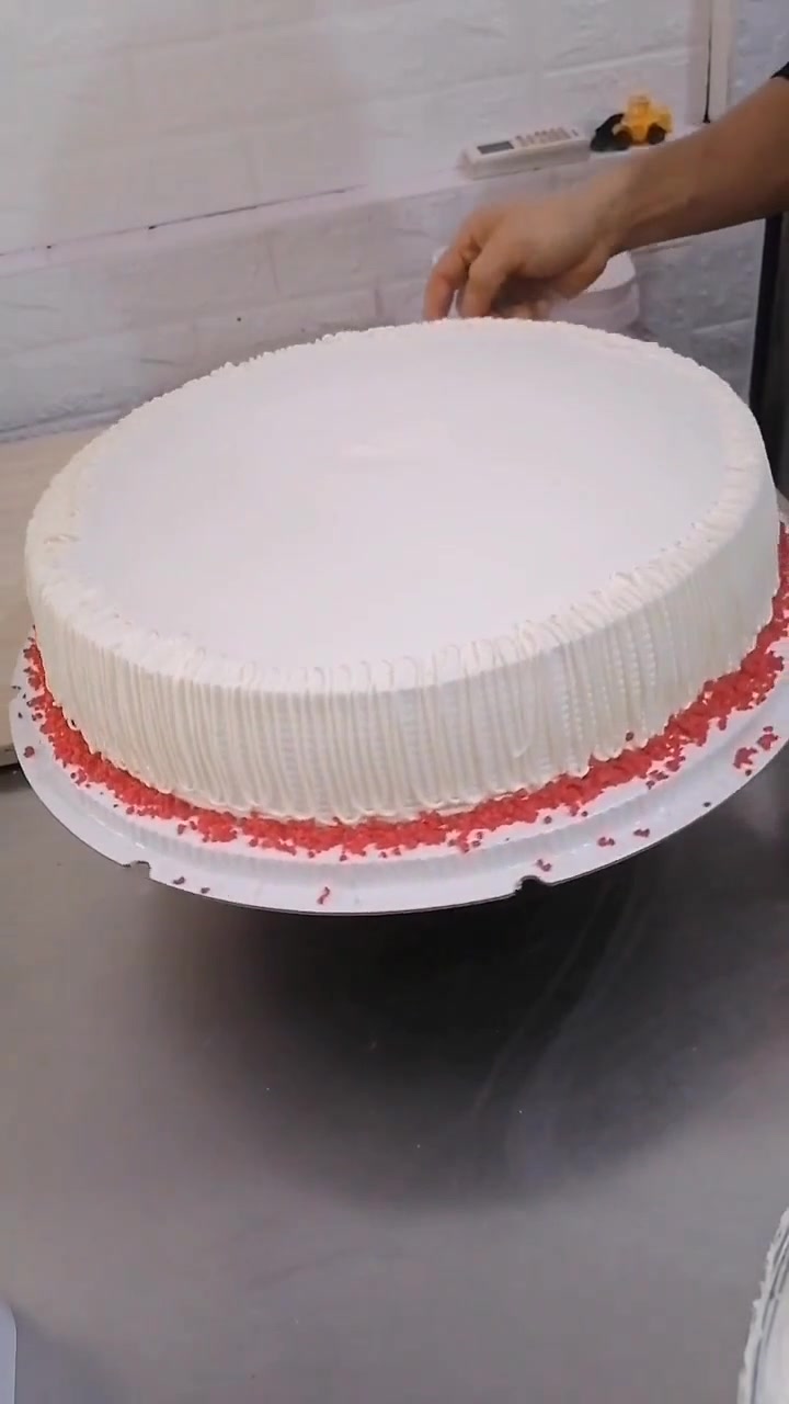 这是一个特别喜庆的寿桃生日蛋糕,最适合送长辈