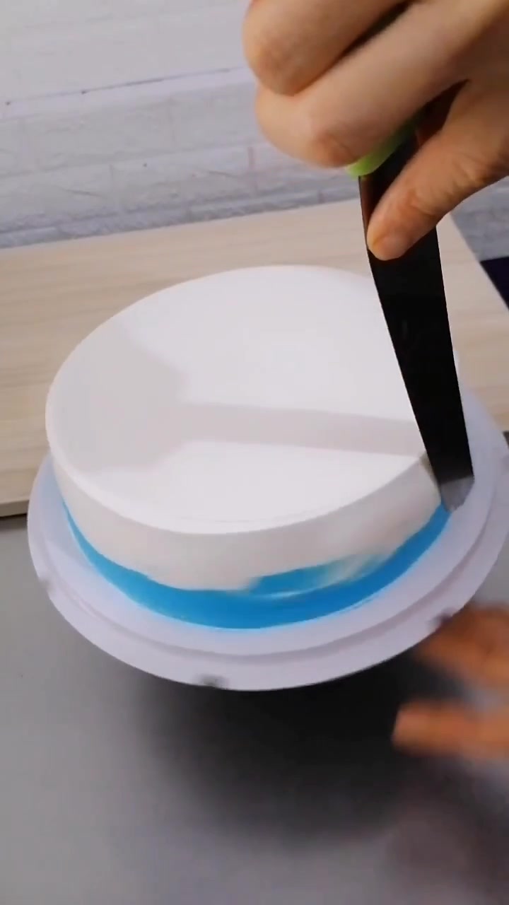 这是一个非常有童趣的生日蛋糕,可能模仿的侏罗纪公园