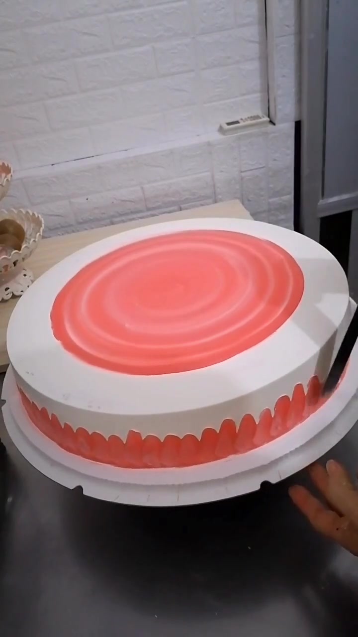 这是一个老寿星的生日蛋糕,所以这个蛋糕看起来很喜庆