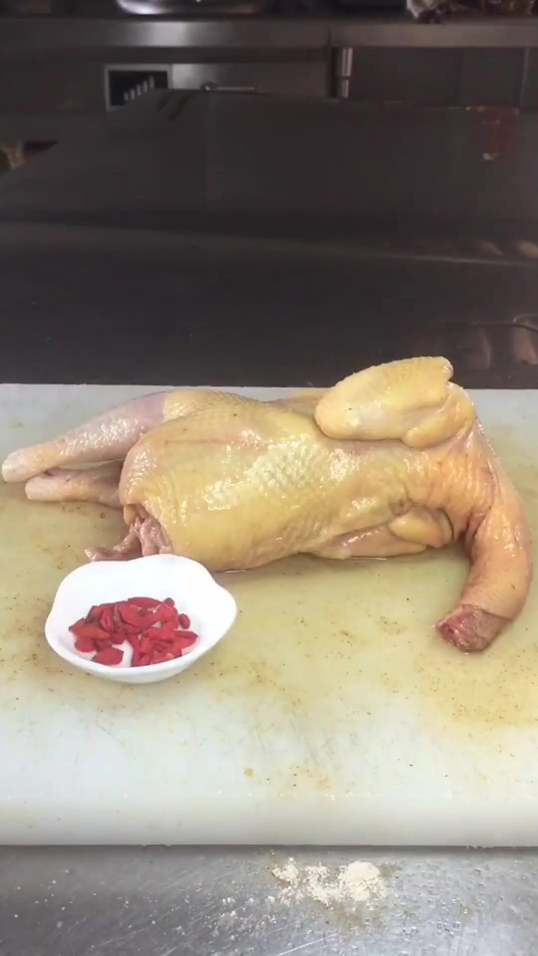 盐鸡选用三黄鸡或清远鸡可以蒸烤或窑鸡爱做菜