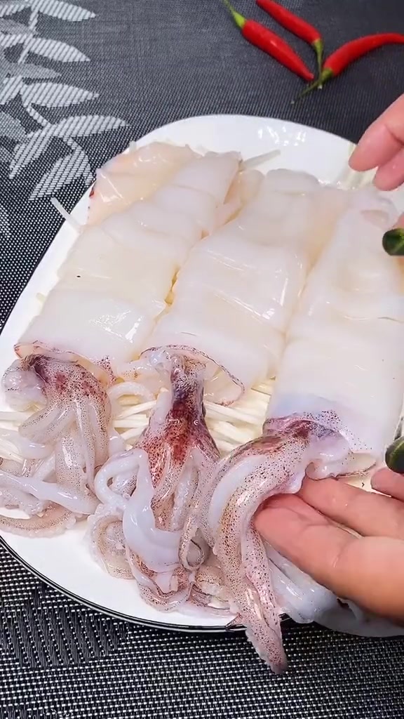 闭着眼睛都会做的清蒸鱿鱼,好吃的鲜掉眉毛,是不是特别简单呢!
