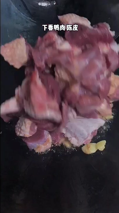 客家餐馆里非常受欢迎的一道焖番鸭,今天我把家庭做法分享给大家