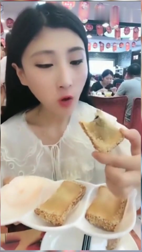 炸的龟苓膏,妹子你也吃上了,说实话我还真没吃过
