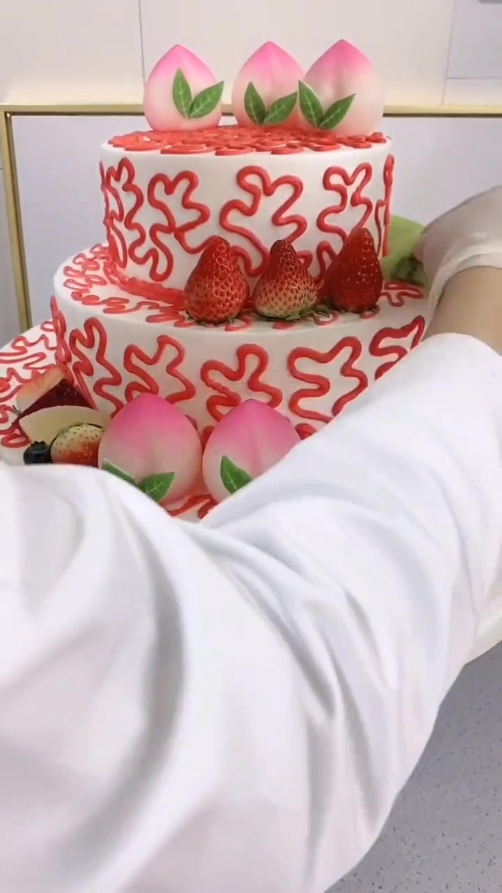 这是一个三层的寿星蛋糕,特别适合过大寿的人